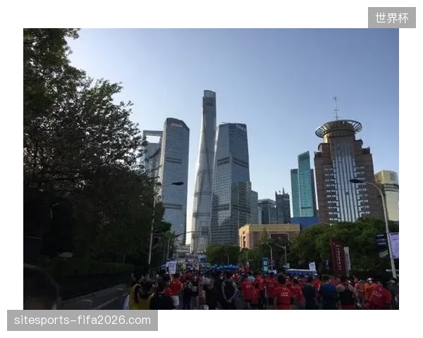 上海马拉松沿线商圈接入赛事补给与文创阵地，实现线下零售空间与赛事叙事的实时并轨